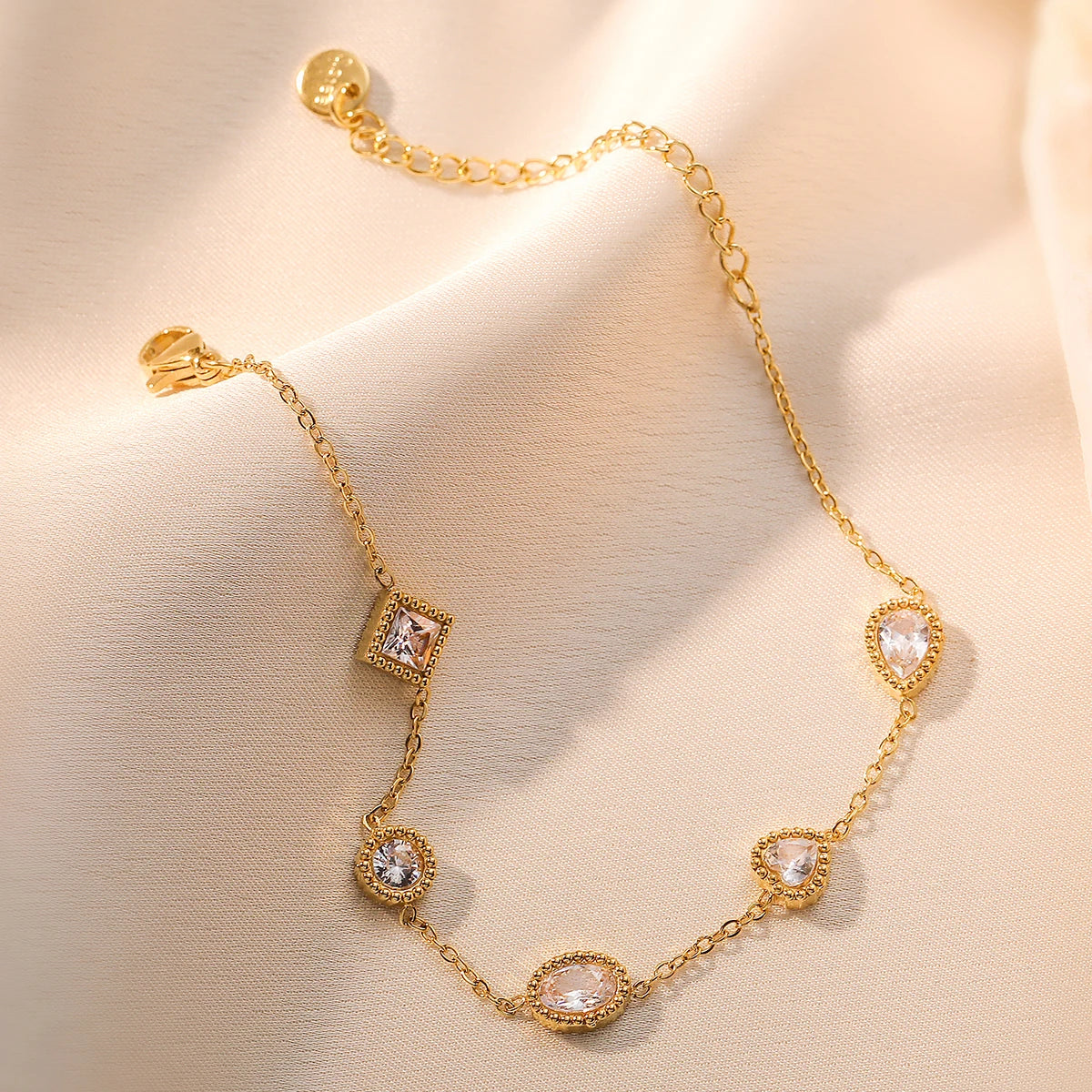 Bracelet Fin Doré – Élégance & Raffinement