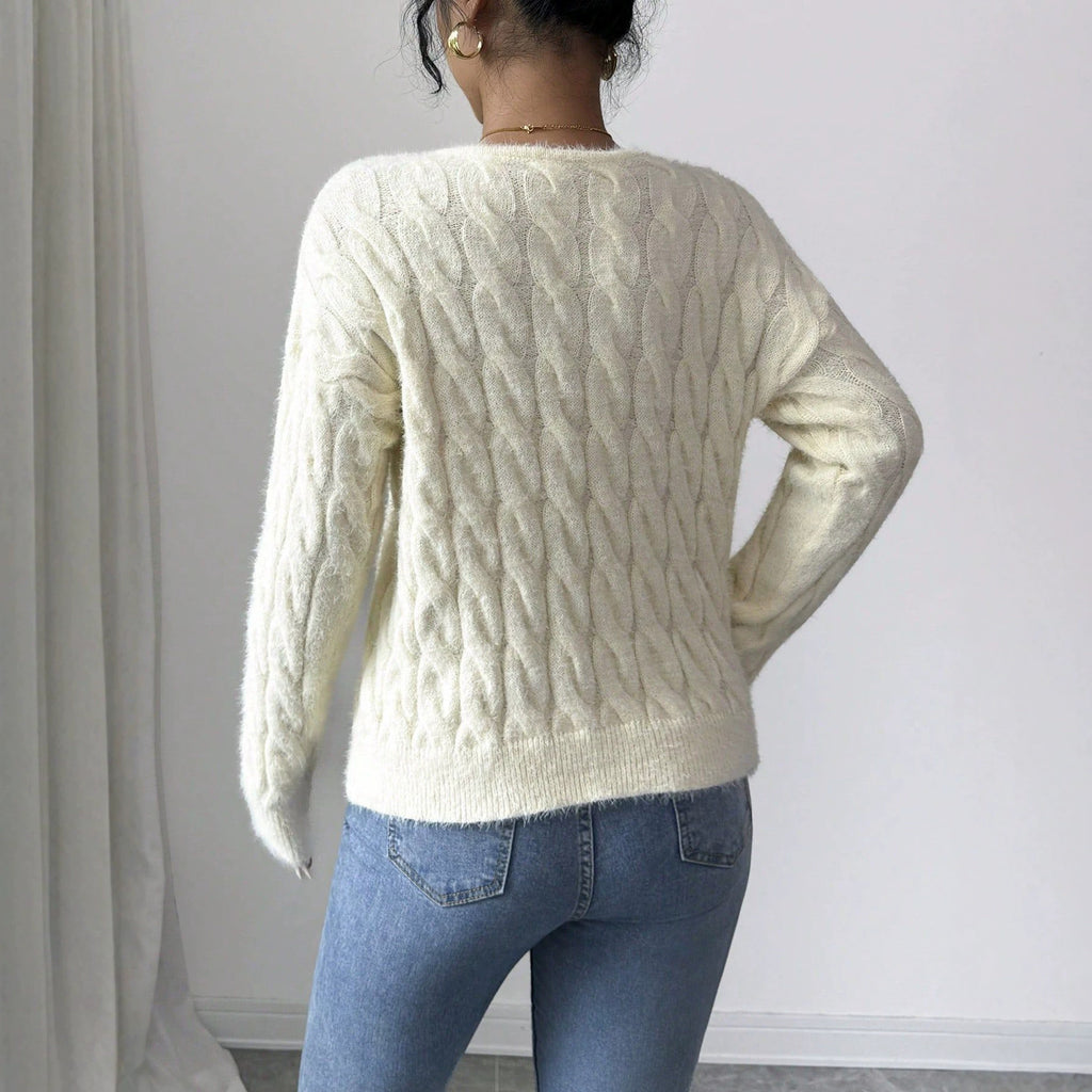 Pull en Maille Câblée – Col V & Détails Dentelle