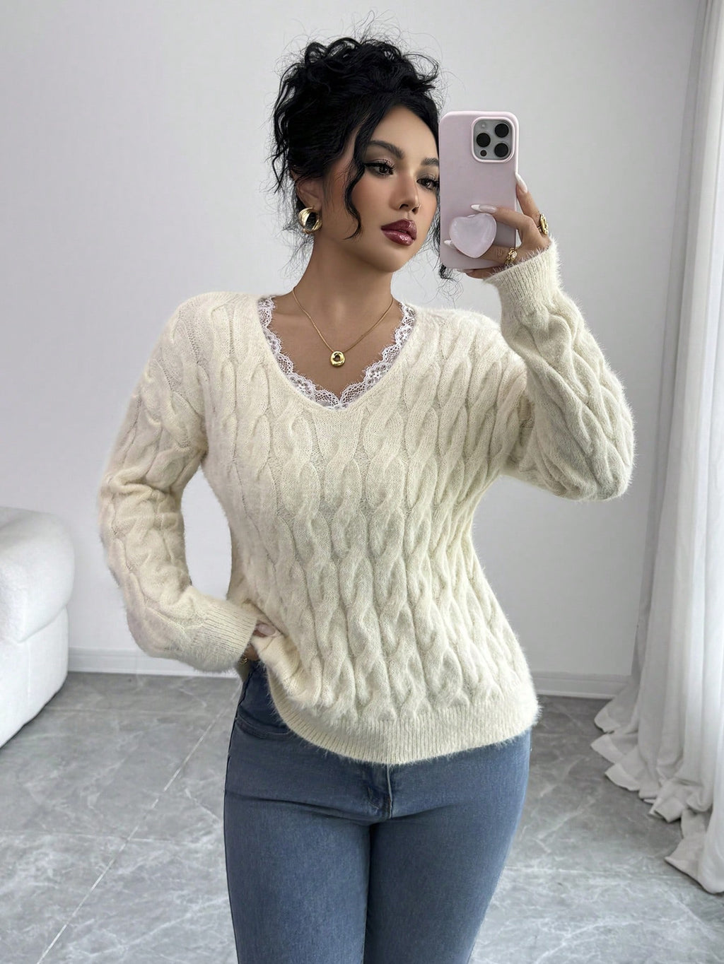 Pull en Maille Câblée – Col V & Détails Dentelle