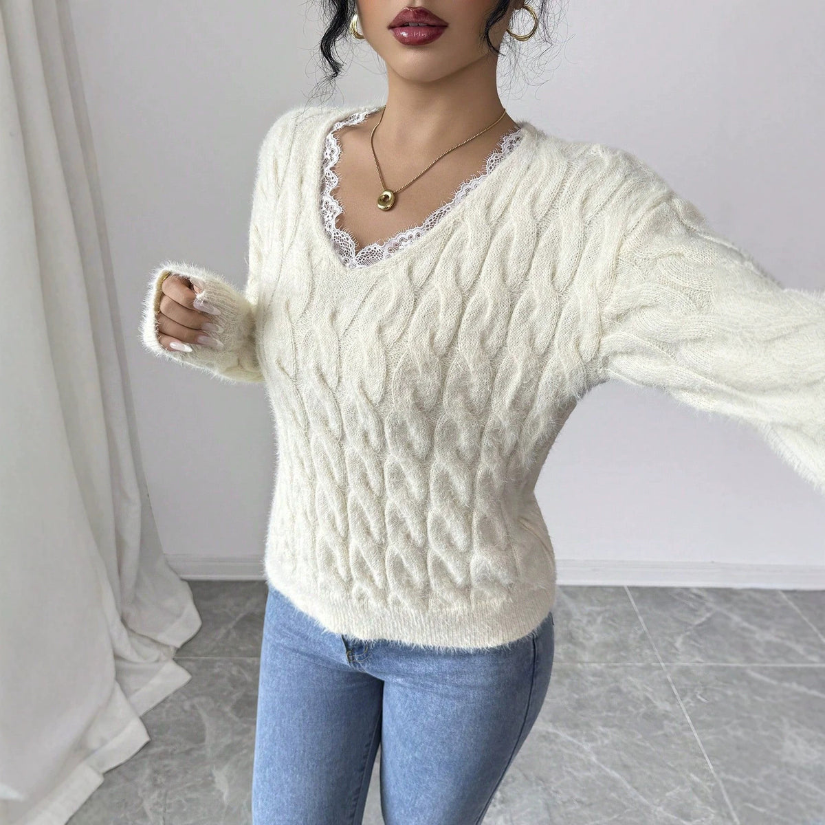 Pull en Maille Câblée – Col V & Détails Dentelle