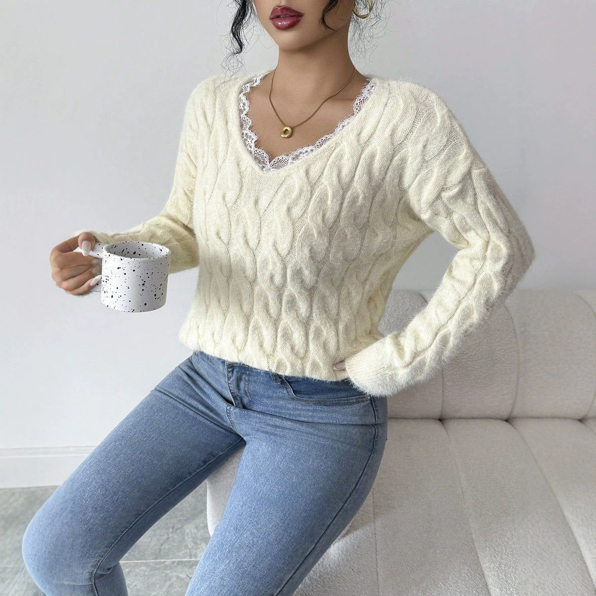 Pull en Maille Câblée – Col V & Détails Dentelle